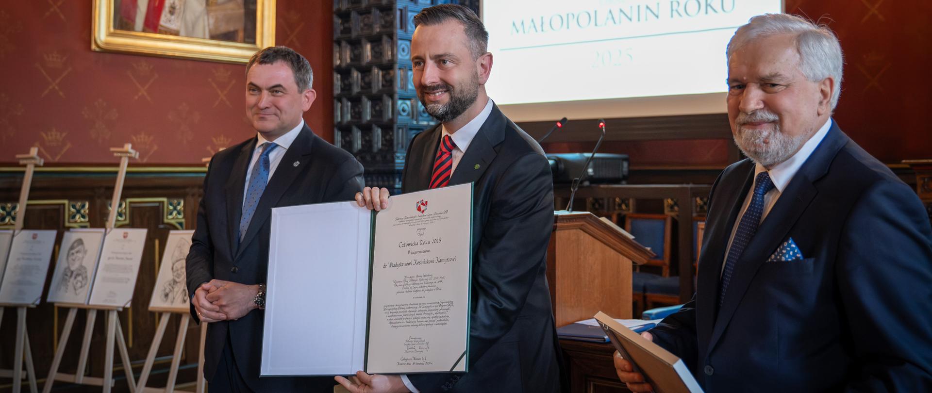 16 kwietnia 2026 r. w Collegium Novum Uniwersytetu Jagiellońskiego w Krakowie, wicepremier - minister obrony narodowej Władysław Kosiniak-Kamysz wziął udział w uroczystej Gali Laureatów "Człowiek Roku 2025", która tradycyjnie połączona jest z wręczeniem Tytułu "Małopolanin Roku 2025". Fot. szer. Tomasz Radziwiński/2KP