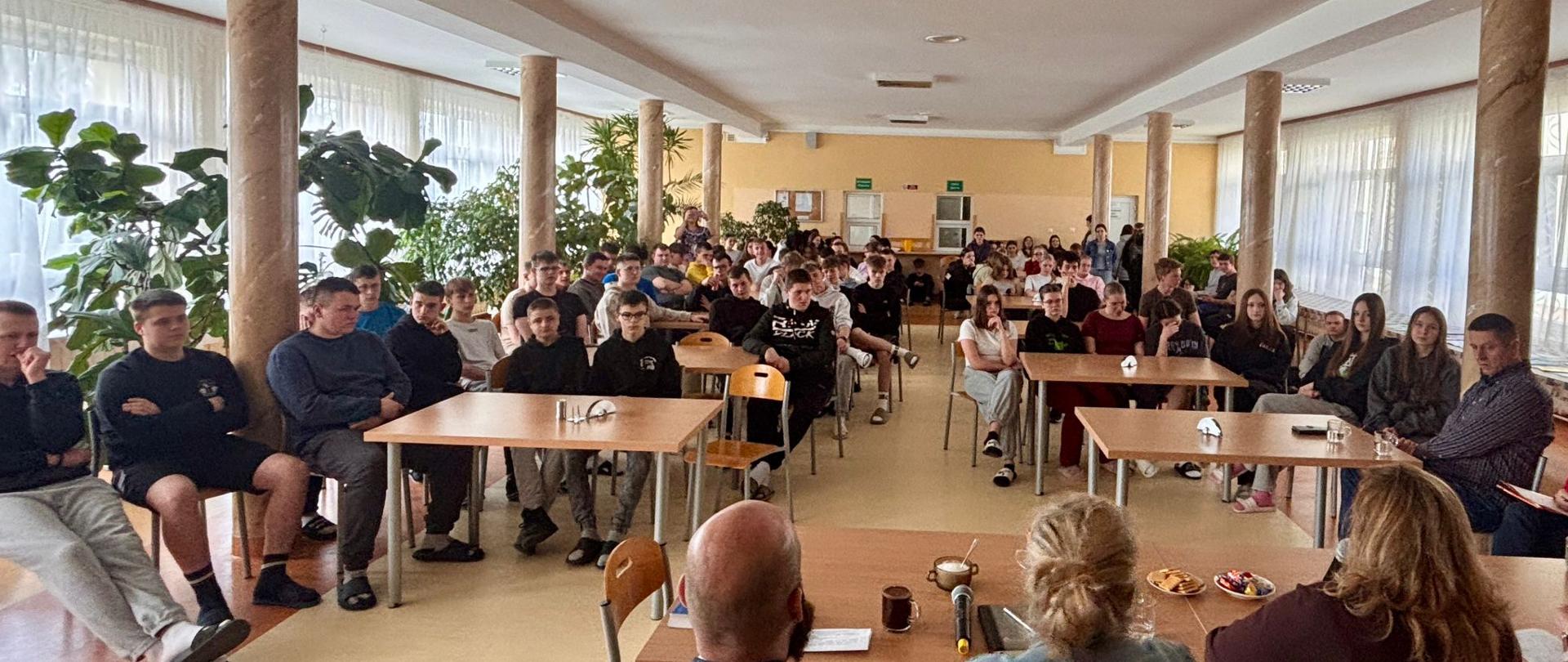 Mieszkańcy internatu podczas spotkania profilaktycznego 2