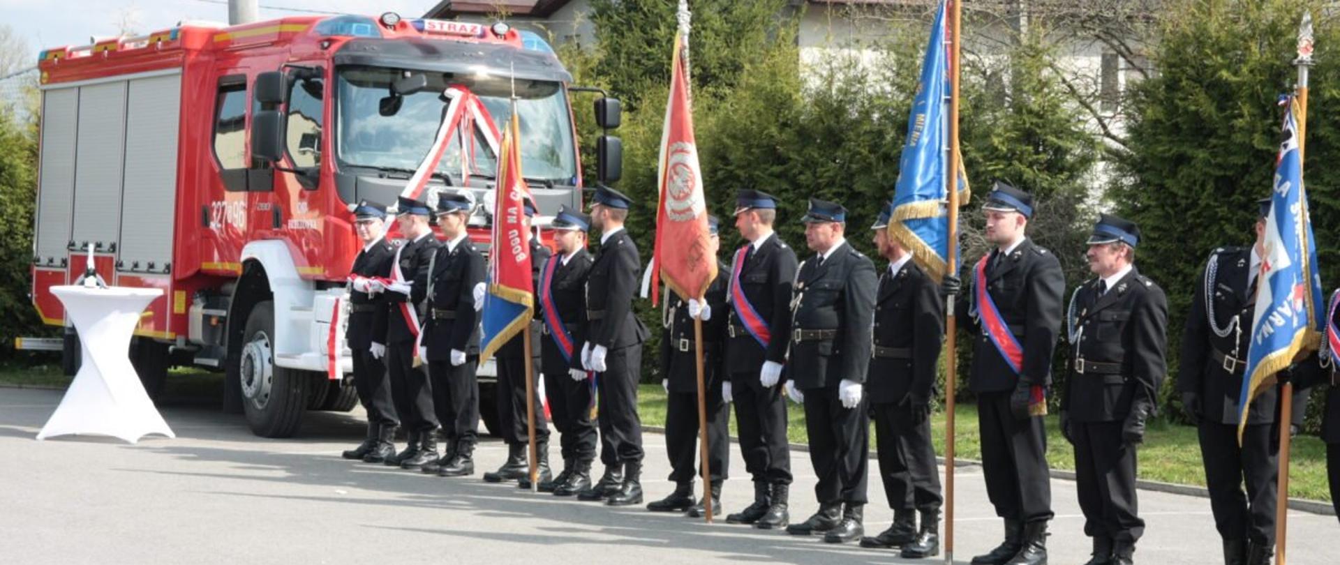 Strażacy OSP Brzezówka przy nowym wozie strażackim
