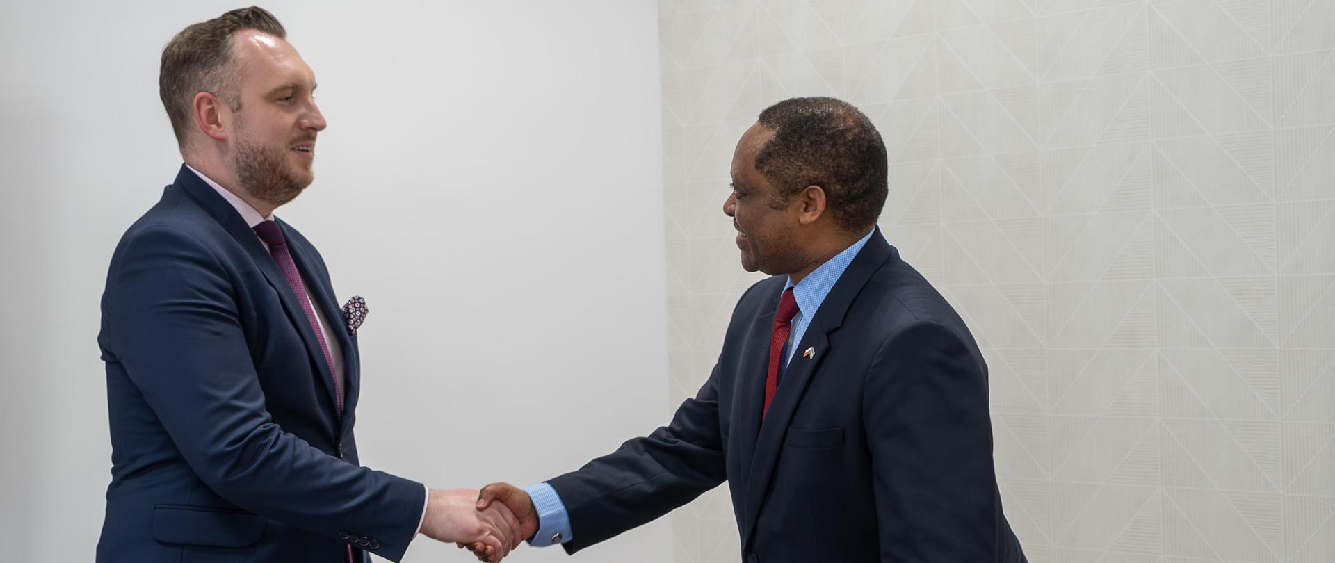 Wiceminister Konrad Wojnarowski na spotkaniu z ambasadorem Rwandy Anastase Shyaka