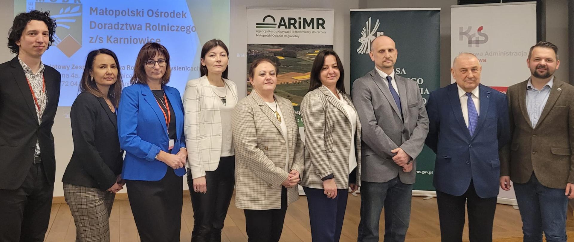 Grupa 10 osób , kobiet i mężczyzn, pozująca do zdjęcia