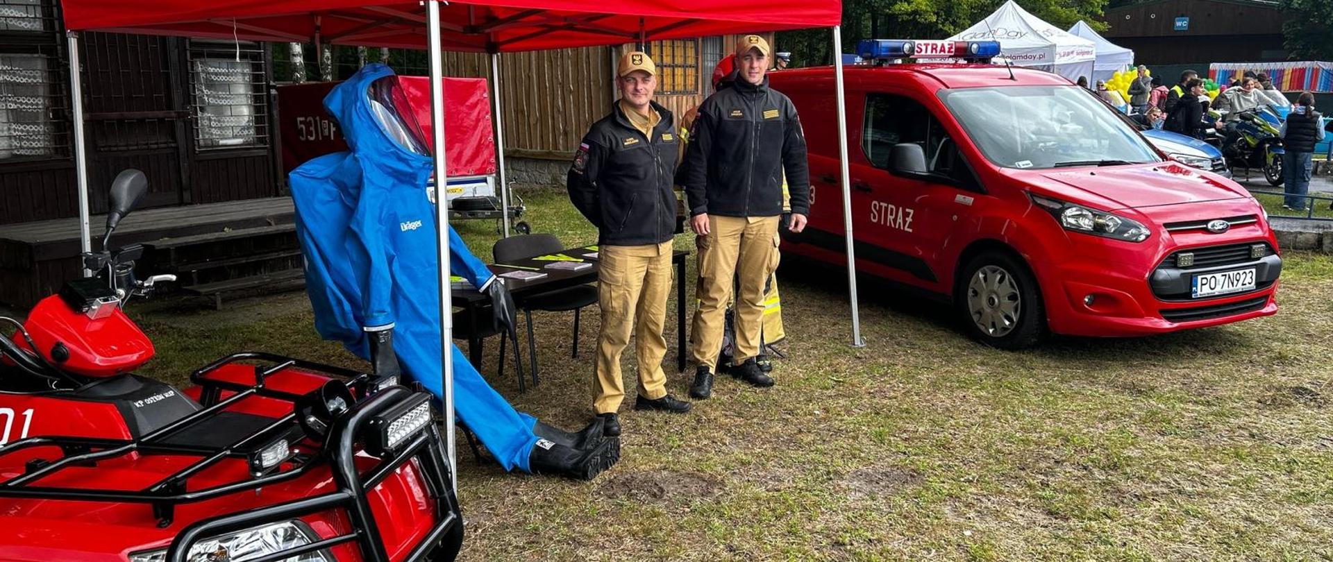 Strażacy podczas festynu na stanowisku prewencji społecznej