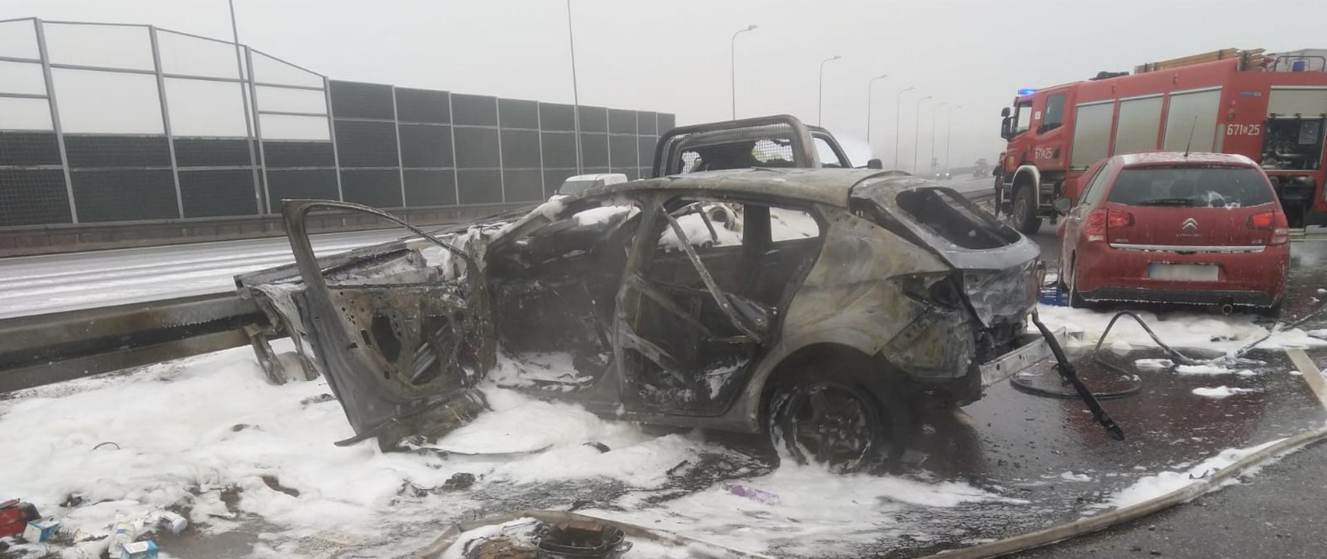 Zdjęcie przedstawia wypadek trzech samochodów na autostradzie A4.