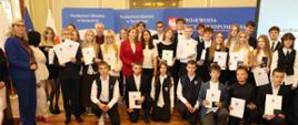 Laureaci konkursów przedmiotowych Zachodniopomorskiego Kuratora Oświaty 2026 oraz Zachodniopomorska Wicekurator Oświaty Agnieszka Mackojć i Dyrektor Delegatury Monika Gołucka 