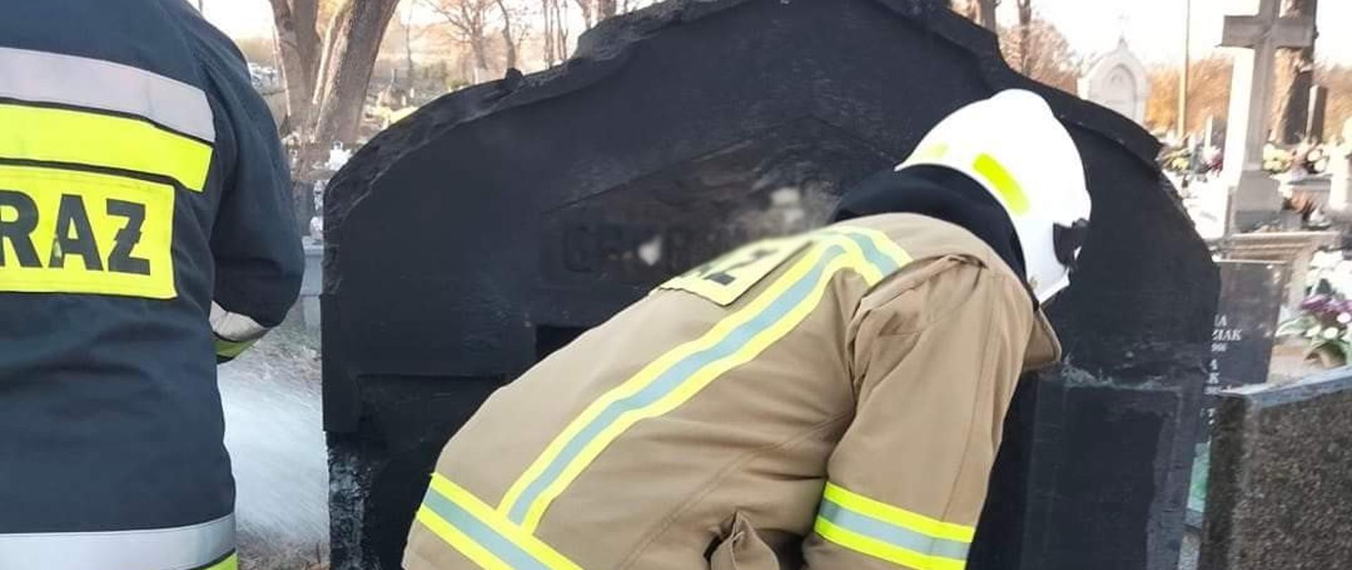 Strażacy gaszą pożar na cmentarzu