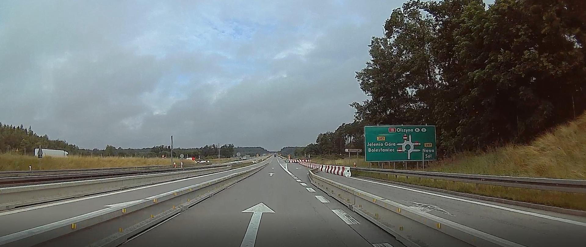 Na zdjęciu widać drogę krajową nr 18, węzeł Golnice i znak drogowskazowy. 