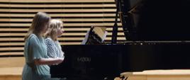 Uczennica z Panią Anną Gimpel-Jarosz grające na fortepianie
