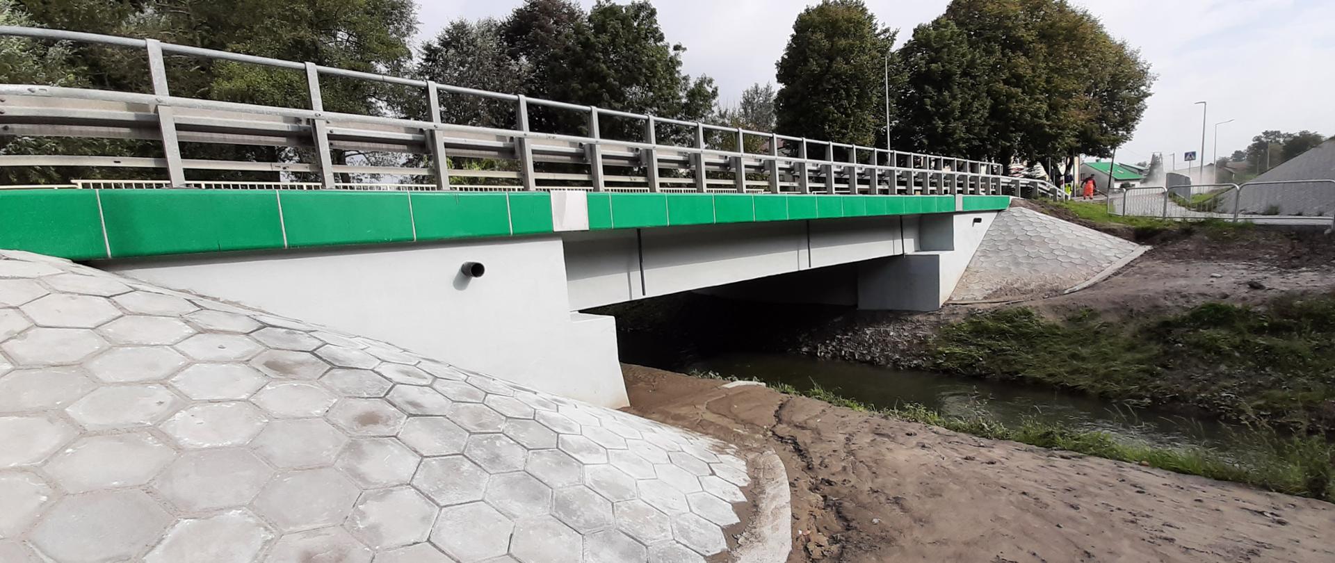 Widok na most w miejscowości Głuchów z boku