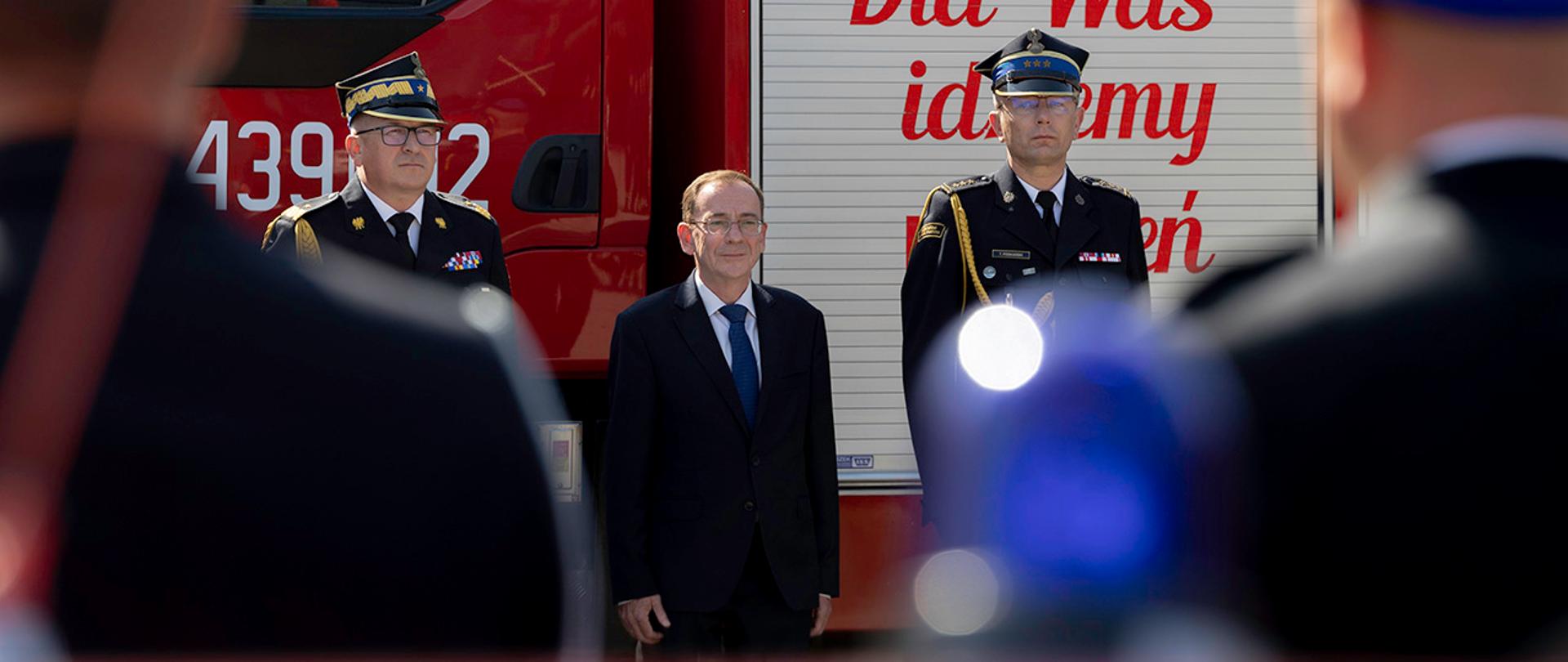 Na zdjęciu widać m.in. ministra Mariusza Kamińskiego i zastępcę komendanta Głównego PSP nadbryg. Krzysztofa Hejduka 