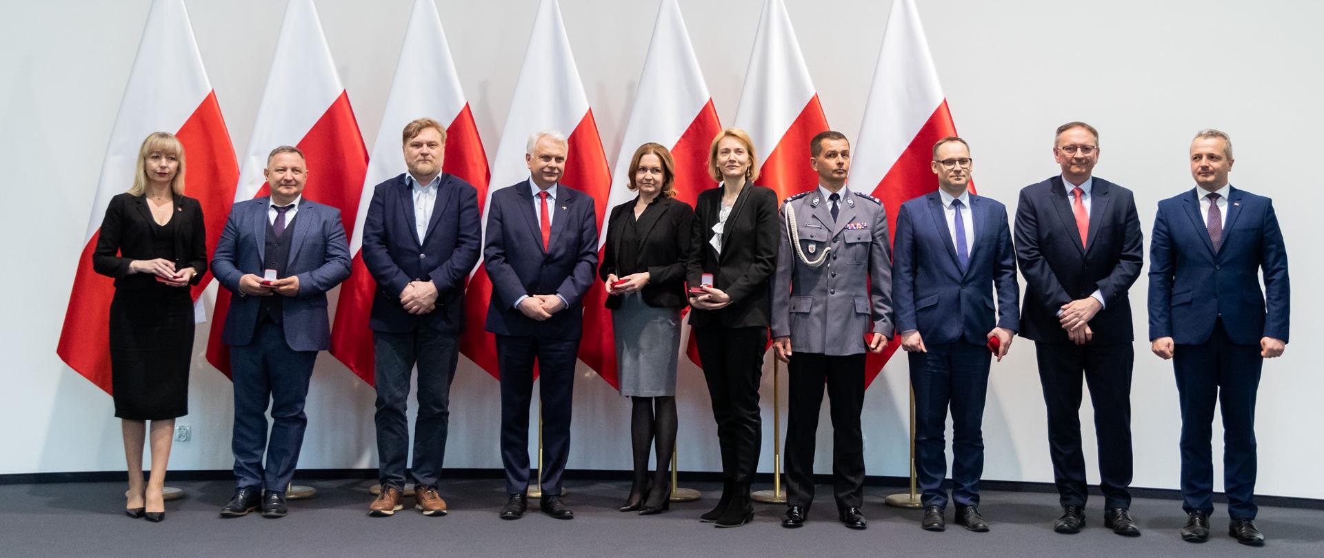 
10 osób stojących w rzędzie
