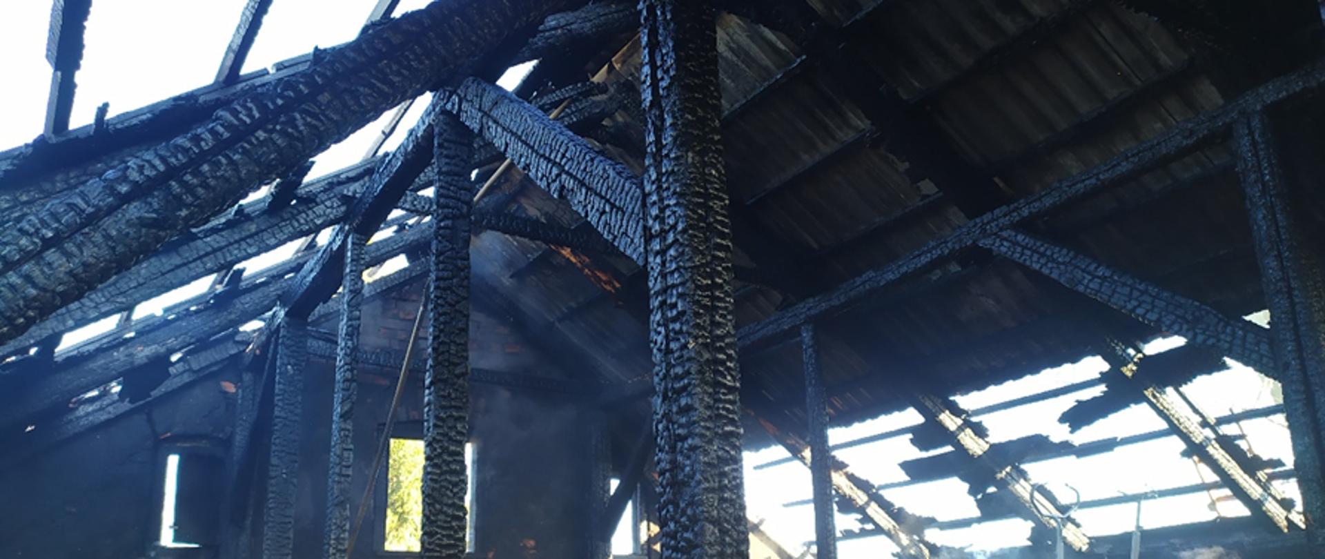 Zdjęcie przedstawia poddasze budynku po pożarze