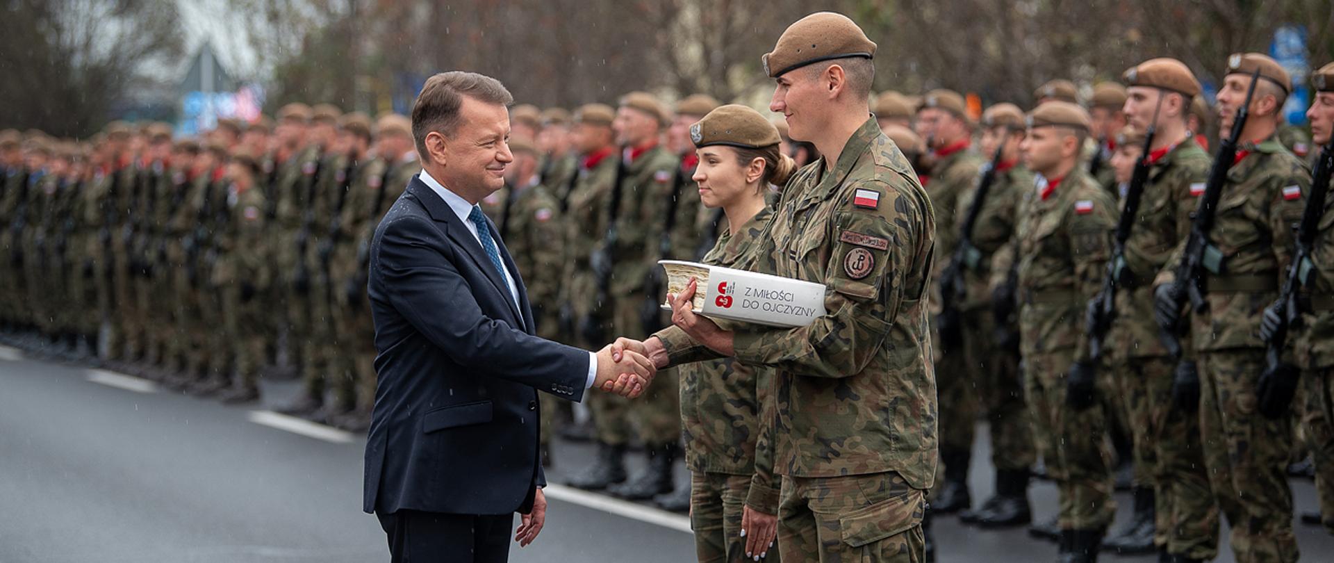 30 września 2023 r. w Rzeszowie, Zwierzchnik Sił Zbrojnych, Prezydent Rzeczypospolitej Polskiej Andrzej Duda i Mariusz Błaszczak, minister obrony narodowej, wzięli udział w święcie Wojsk Obrony Terytorialnej. Fot. Maciej Nędzyński/CO MON