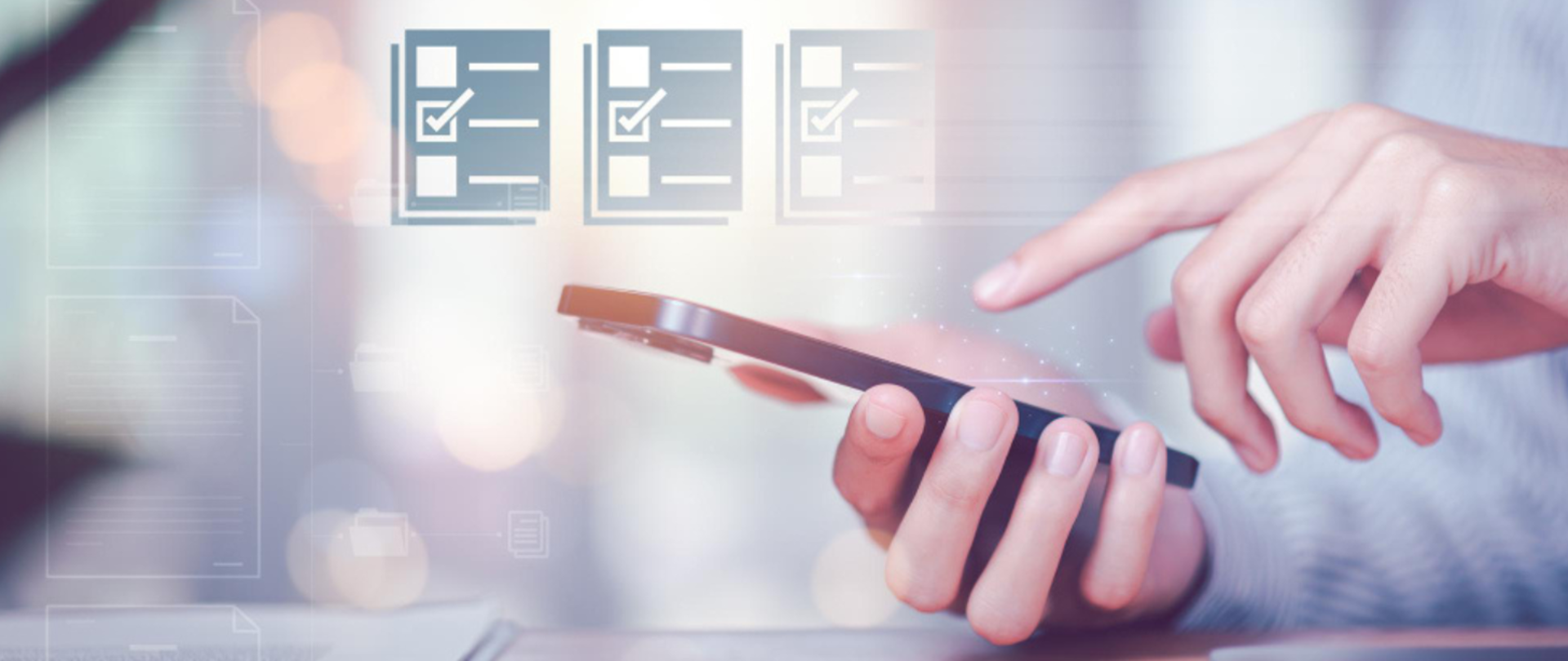 Dłonie trzymające telefon