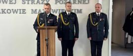 Komendant Powiatowy PSP przechodzący na zaopatrzenie emerytalne przemawia przy mównicy.