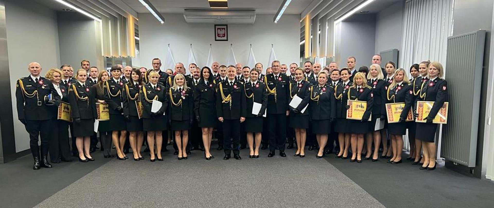 Grupowe zdjęcie funkcjonariuszy i pracowników cywilnych KG PSP