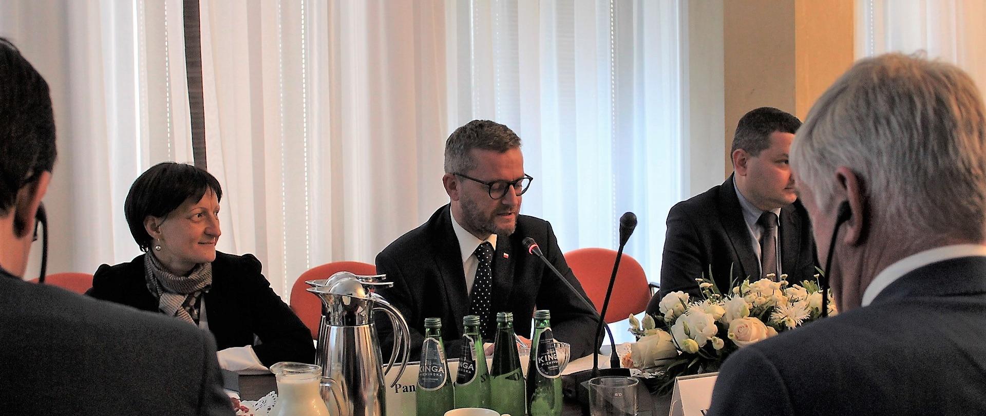 Wiceminister Grzegorz Witkowski na spotkaniu z członkami Komisji ds. transportu i Turystyki