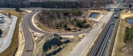 Widok na budowę A18 km 0+800. Zdjęcie wykonane z powietrza. Widoczna łącznica węzła.