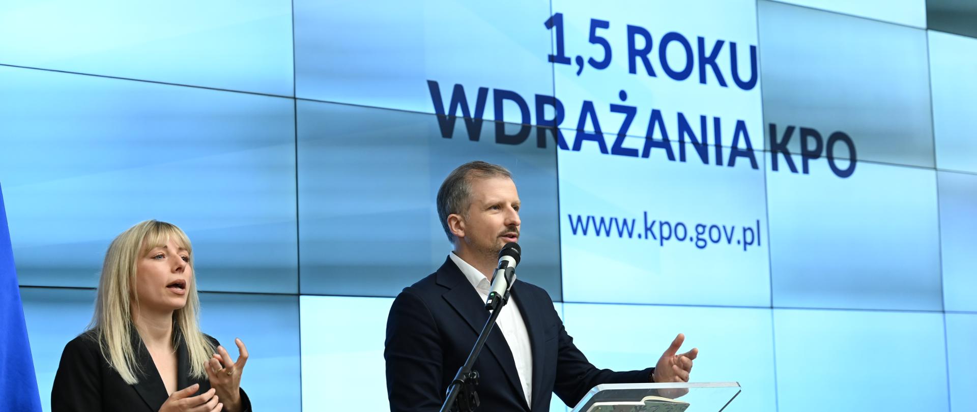 Wiceminister Mikołaj Dorożała podczas konferencji prasowej w Ministerstwie Funduszy i Polityki Regionalnej