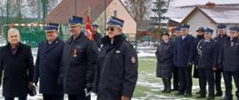 Na pierwszym planie od lewej Aleksander Mrówczyński – poseł na sejm RP, bryg. Wojciech Berent - Zastępca Pomorskiego Komendanta Wojewódzkiego PSP, odznaczony - st.asp. Rafał Węgrzyn, dh. Marek Buza - Prezes Zarządu Oddziału Wojewódzkiego ZOSP RP woj. Pomorskiego. W tle widać poczet sztandarowy oraz strażaków stojących w dwuszeregu.