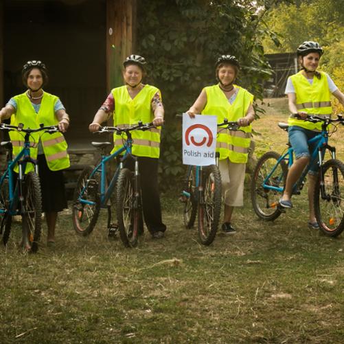 Grupa kobiet z rowerami