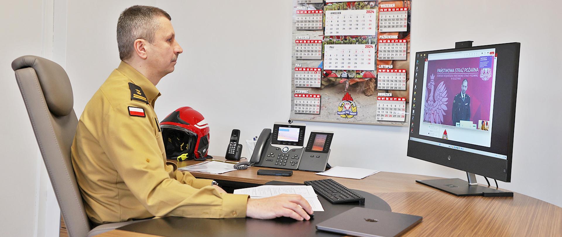 Zastępca komendanta głównego PSP podczas łączenia wideo