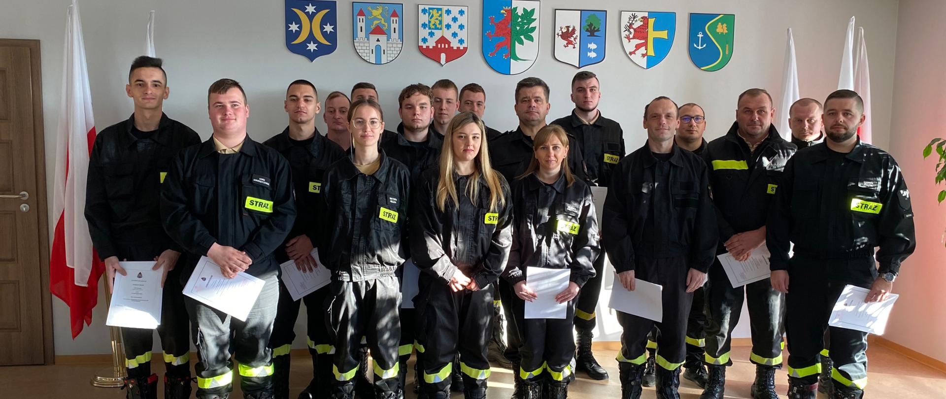 Zdjęcie grupowe podczas wręczania zaświadczeń