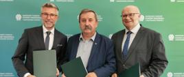 Zdjęcie grupowe trzech panów prezesów na tle logotypów NFOŚiGW. Na zdjęciu od lewej: Maciej Mróz, Wiceprezes ds. operatora Tauron Dystrybucja, Józef Matysiak, Zastępca Prezesa Zarządu NFOŚiGW i Leszek Kosiorek, Prezes Zarządu Tauron Dystrybucja.