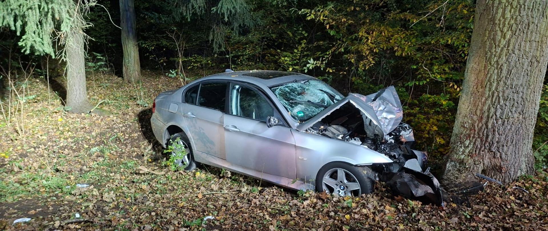 Samochód osobowy po czołowym uderzeniu w drzewo