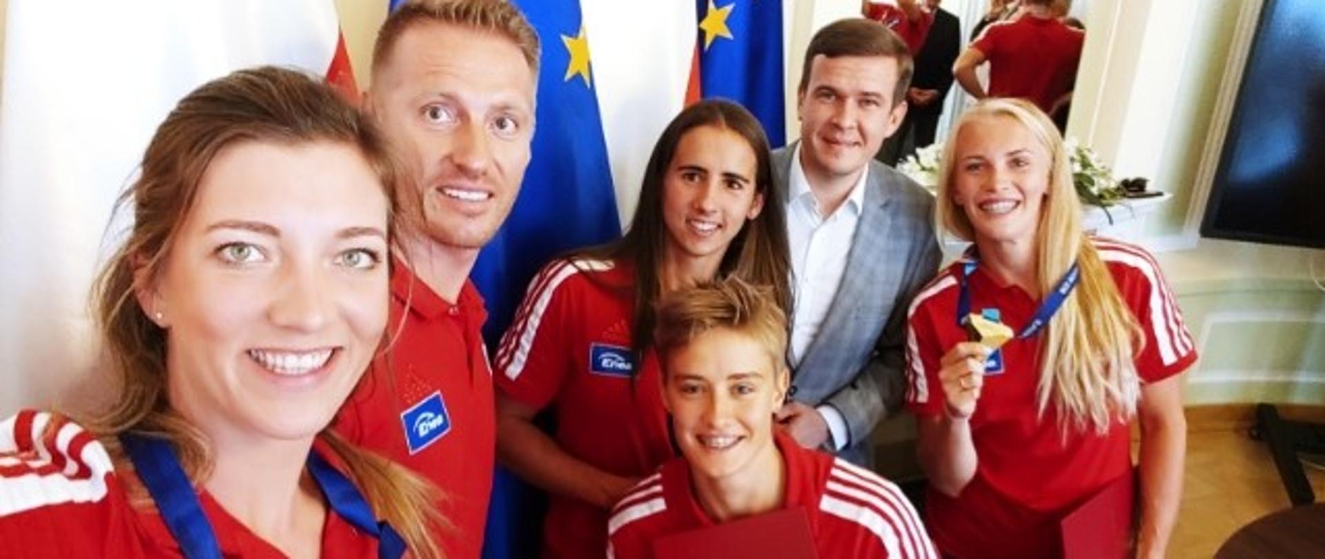 Na zdjęciu minister Bańka w towarzystwie medalistek