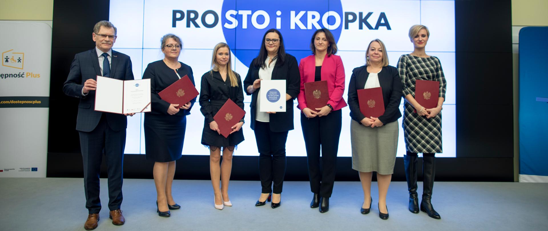 Przedstawiciele instytucji, które przystąpiły do inicjatywy promowania prostego języka.