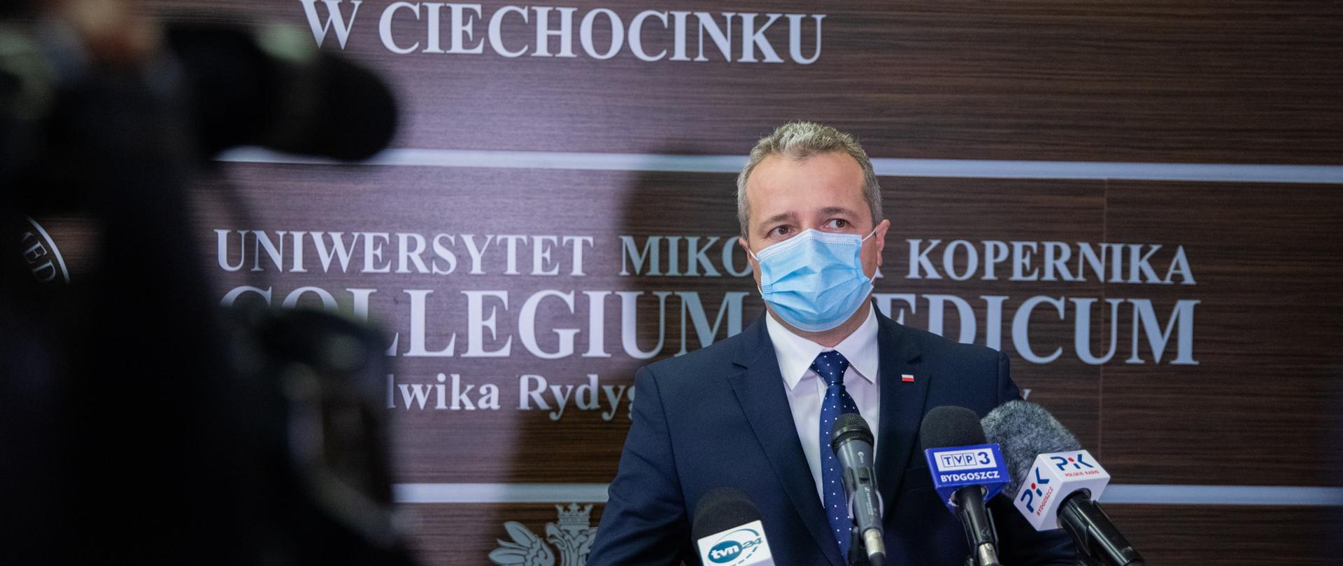 Wojewoda podczas uruchomienia szpitala tymczasowego w Ciechocinku