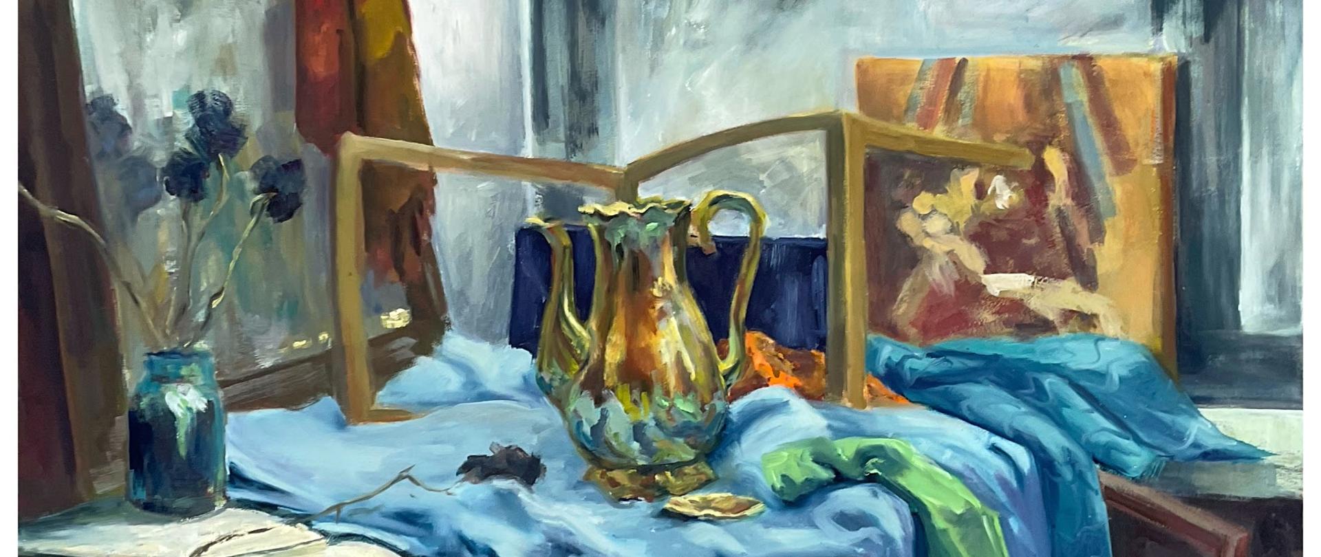 Obraz przedstawia martwą naturę namalowaną techniką olejną. Kompozycja jest bogata i pełna szczegółów. Na pierwszym planie widzimy błękitną tkaninę rozłożoną na stole, na której znajduje się barokowy dzban z błyszczącą, metaliczną powierzchnią w odcieniach złota, zieleni i błękitu. Wokół dzbana leżą drobne przedmioty, m.in. liść i ciemny owoc lub warzywo.
Po lewej stronie stoi niebieski wazon z uschniętymi, ciemnymi kwiatami. W tle widać kilka ram obrazów – niektóre z nich są puste, inne przedstawiają malowidła lub odbicia. Pojawia się też draperia w kolorze czerwonym i zielonym oraz miękki materiał w turkusowym odcieniu, który przełamuje surowość kompozycji.
Scena rozgrywa się prawdopodobnie w pracowni malarskiej, co sugeruje obecność wielu obrazów, ram i swobodnie ułożonych tkanin. Ogólny nastrój obrazu jest melancholijny i lekko tajemniczy – kolorystyka jest chłodna, z dominacją błękitów i szarości, a światło miękko rozprasza się po powierzchniach.