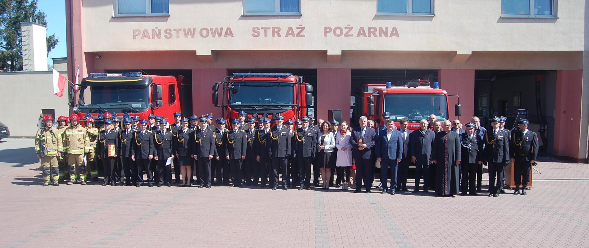 Zdjęcie pamiątkowe uczestników uroczystości