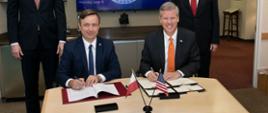 Przewodniczący Komisji Dozoru Jądrowego Stanów Zjednoczonych Ameryki (US NRC) Christopher Hanson i Prezes Państwowej Agencji Atomistyki Andrzej Głowacki podpisują porozumienie o współpracy