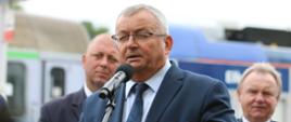 Minister infrastruktury Andrzej Adamczyk wziął udział w konferencji prasowej dot. podpisania umowy na przebudowę stacji Ełk, przystanku Ełk Szyba Wschód oraz stacji Ełk Towarowy na odcinku Białystok – Ełk