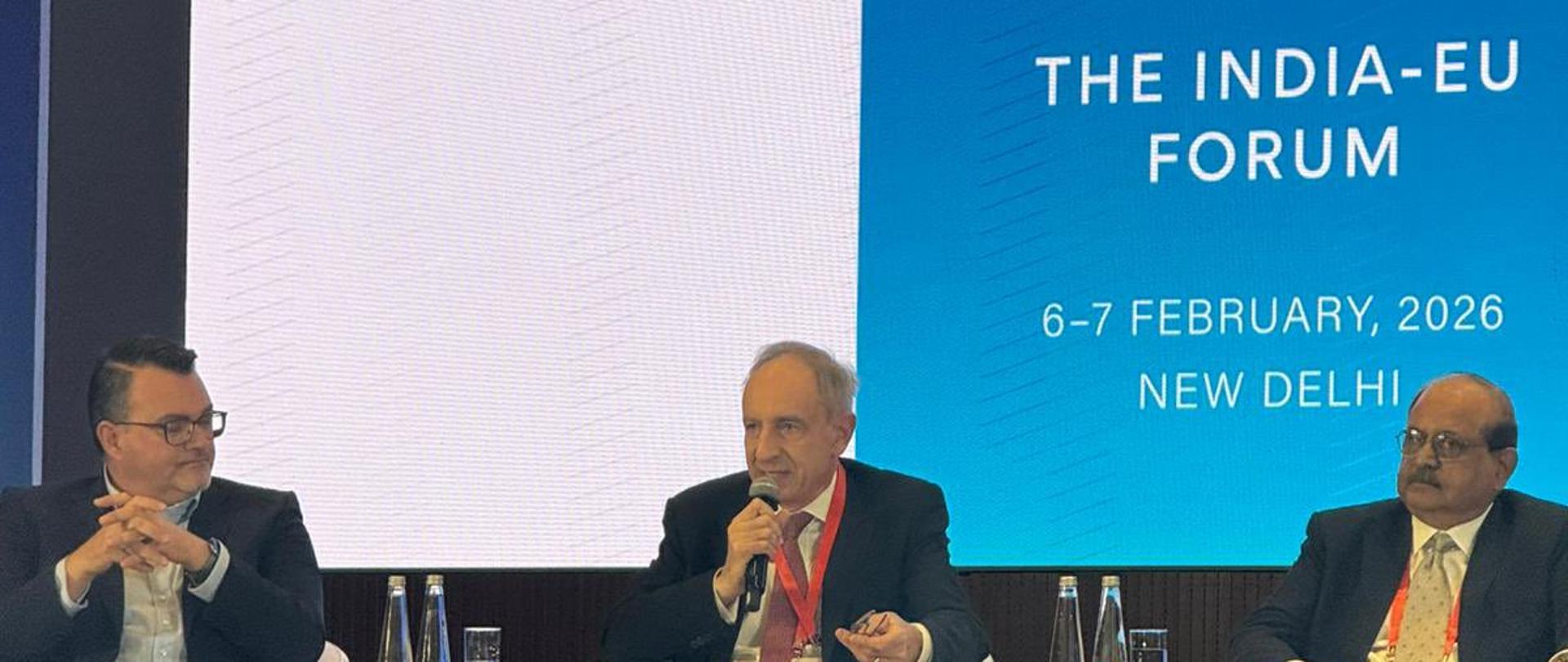 Minister Władysław Teofil Bartoszewski przemawia podczas inauguracyjnego Forum UE-Indie zorganizowanego przez Ananta Center w Nowym Delhi 