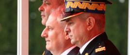 Na zdjęciu widzimy Wojewodę Pomorskiego, Pomorskiego Komendanta Wojewódzkiego PSP oraz Komendanta Powiatowego PSP w Pruszczu Gdańskim stojących na trybunie honorowej