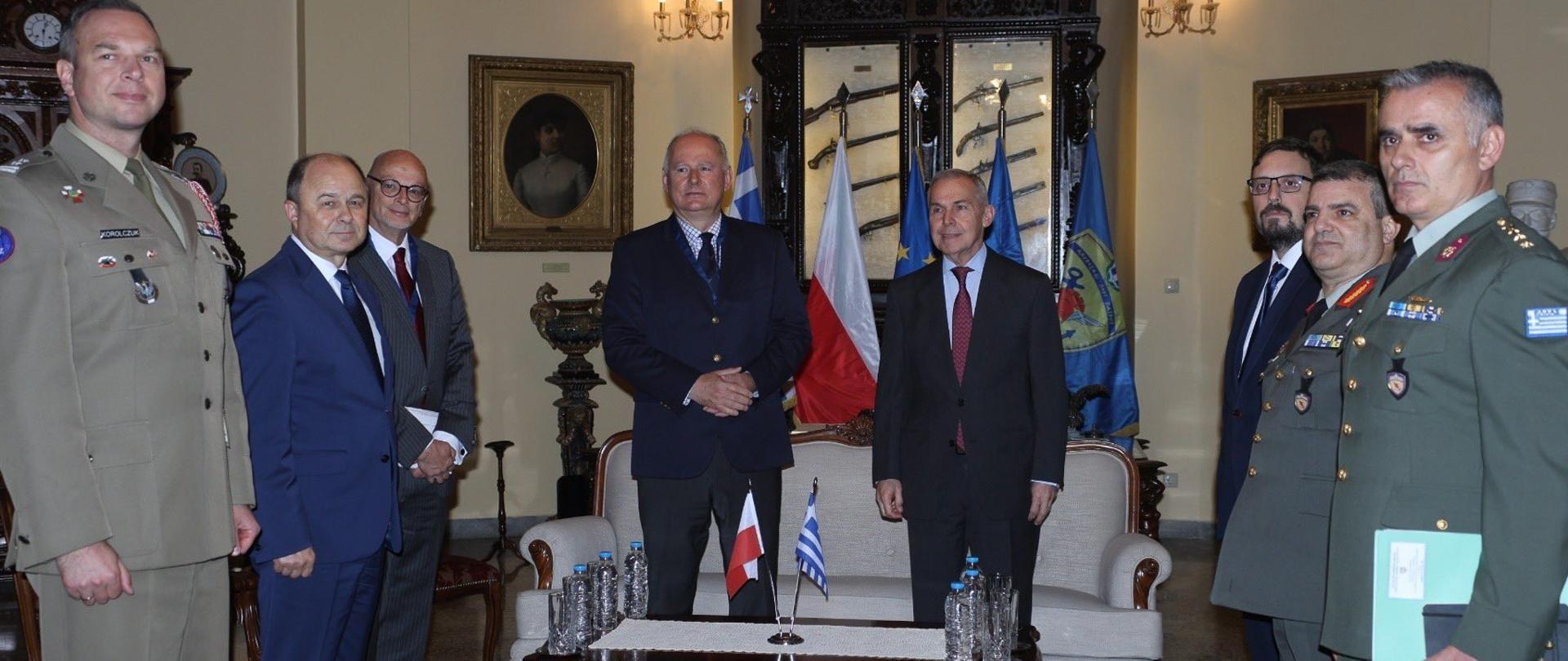 W dniach 15 i 16 kwietnia br. sekretarz stanu w MON Paweł Zalewski przebywał z wizytą w Atenach. Wiceminister spotkał się z wiceministrem obrony narodowej Republiki Greckiej Athanasiosem Davakisem oraz doradcą premiera Grecji ds. bezpieczeństwa międzynarodowego Thanosem Dokosem.