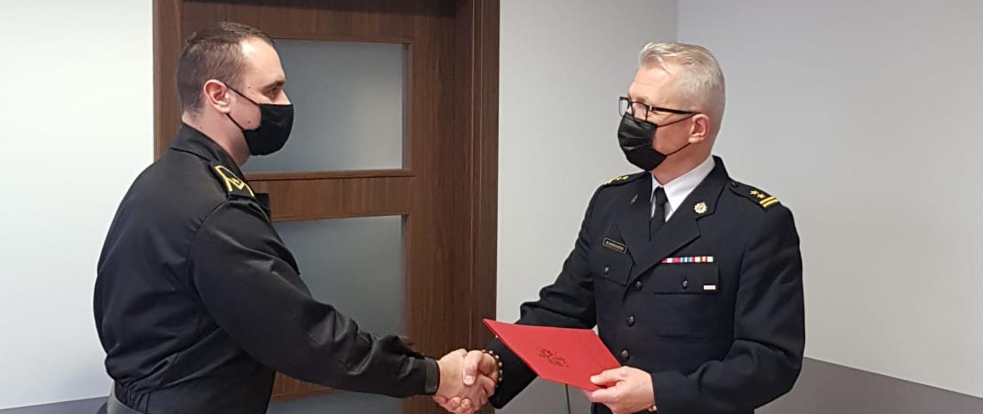 Fotografia przedstawia wręczenie nagrody Komendanta Wojewódzkiego PSP w Gdańsku przez Komendanta Powiatowego PSP w Malborku.