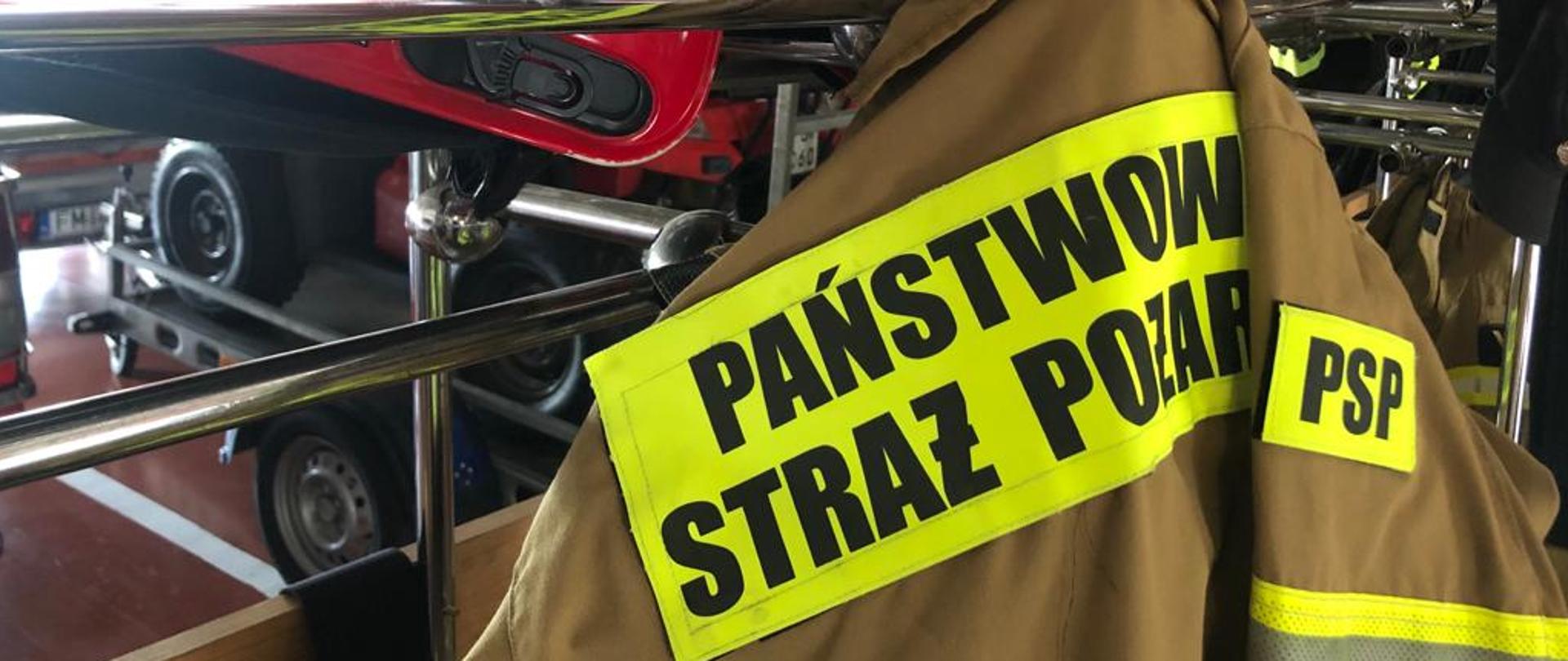 Zdjęcie przedstawia ubranie specjalne strażaka ratownika PSP.