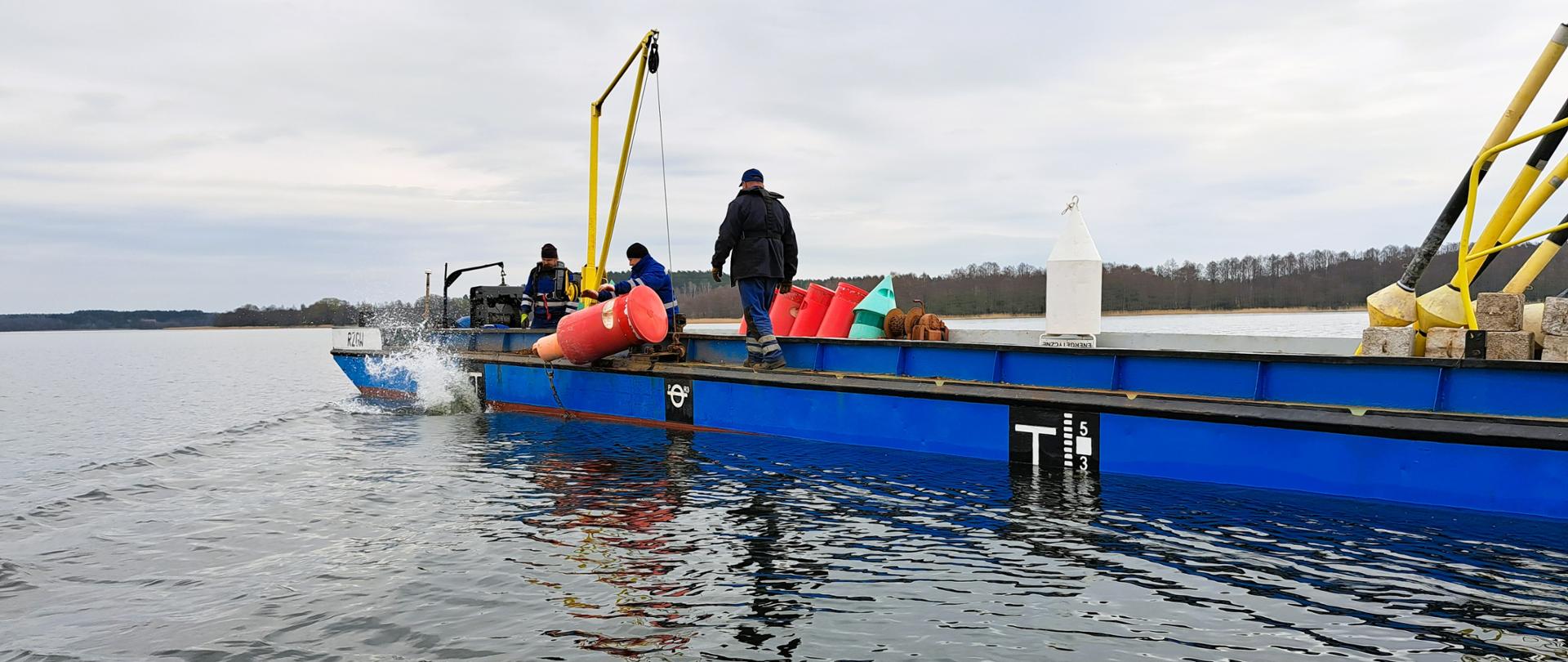 Pracownicy Wód Polskich podczas znakowania szlaku żeglownego na jeziorze Niegocin