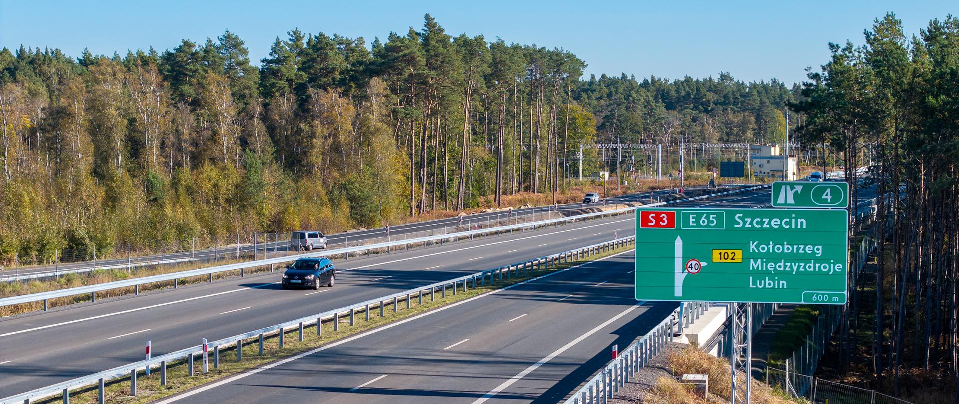 Droga z widoczną tablicą oznakowania pionowego