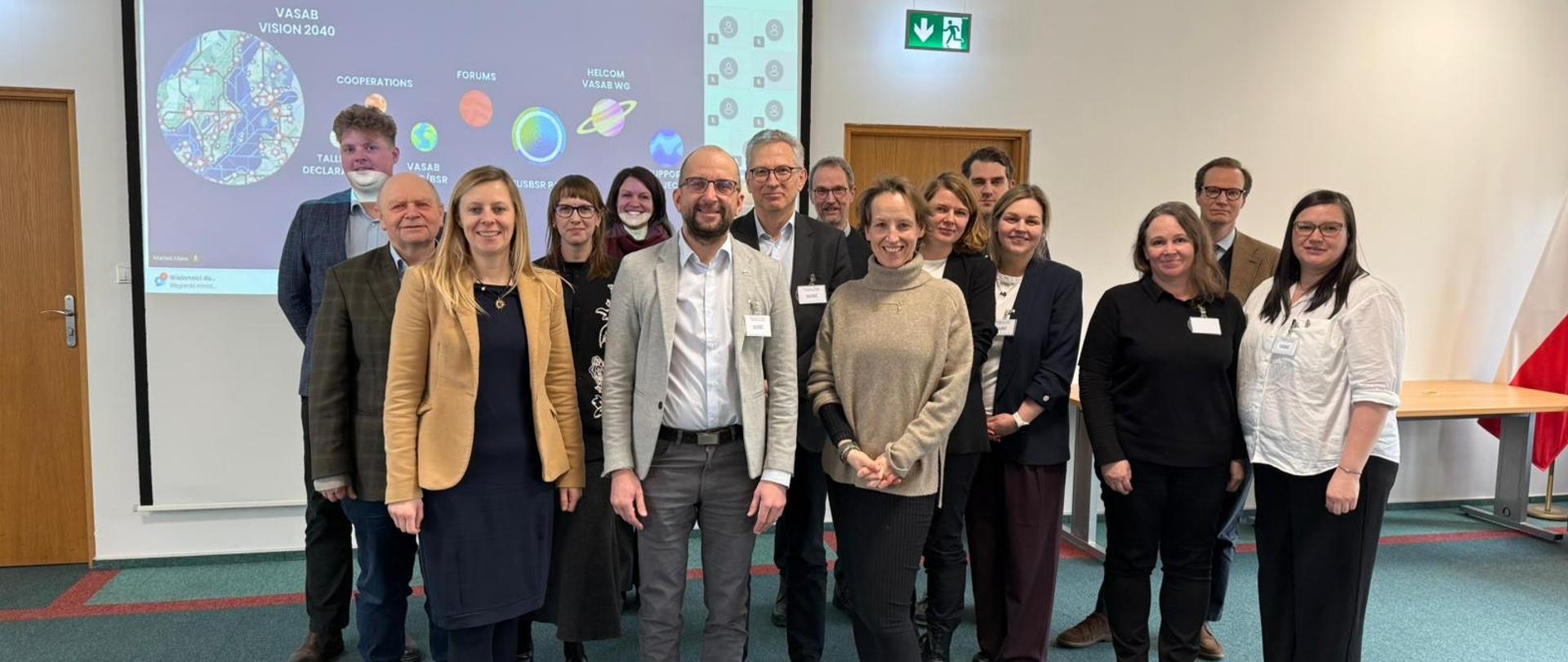 Na zdjęciu uczestnicy spotkania, grupa kilkunastu osód w sali konferencyjnej