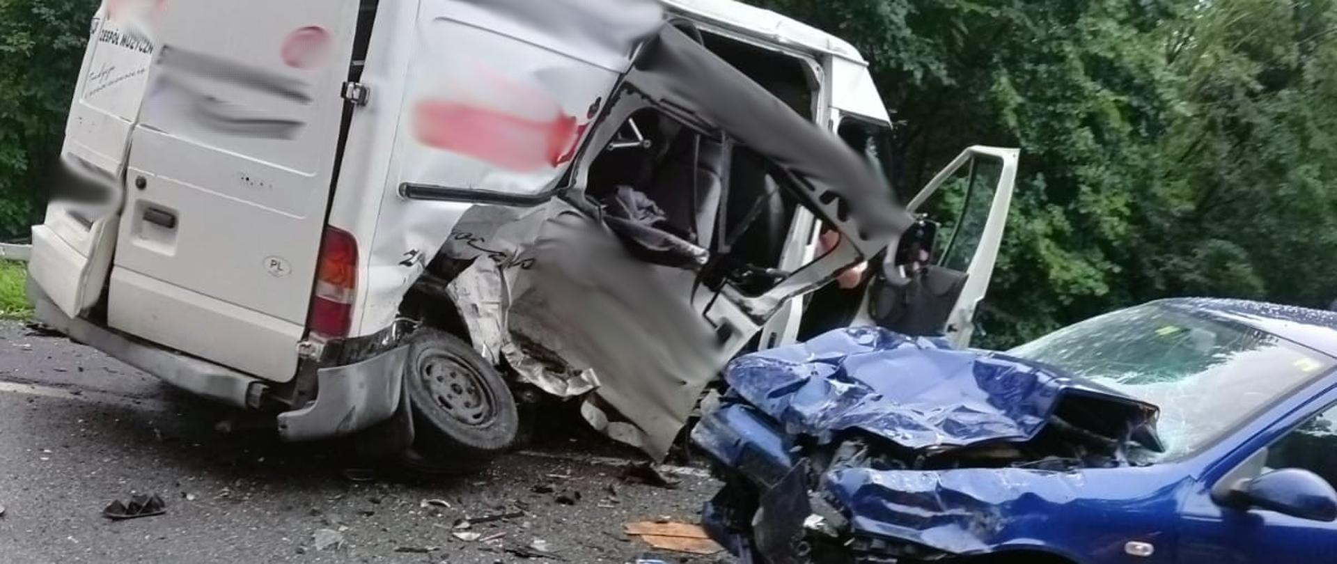 Uszkodzone pojazdy na drodze. jeden bus a drugi osobowy