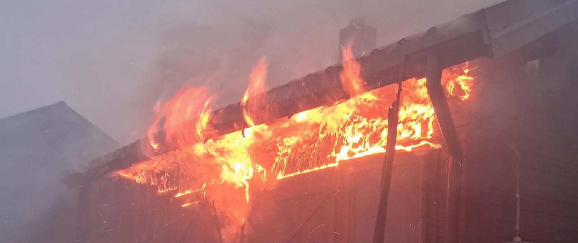 Pali się domek letniskowy.