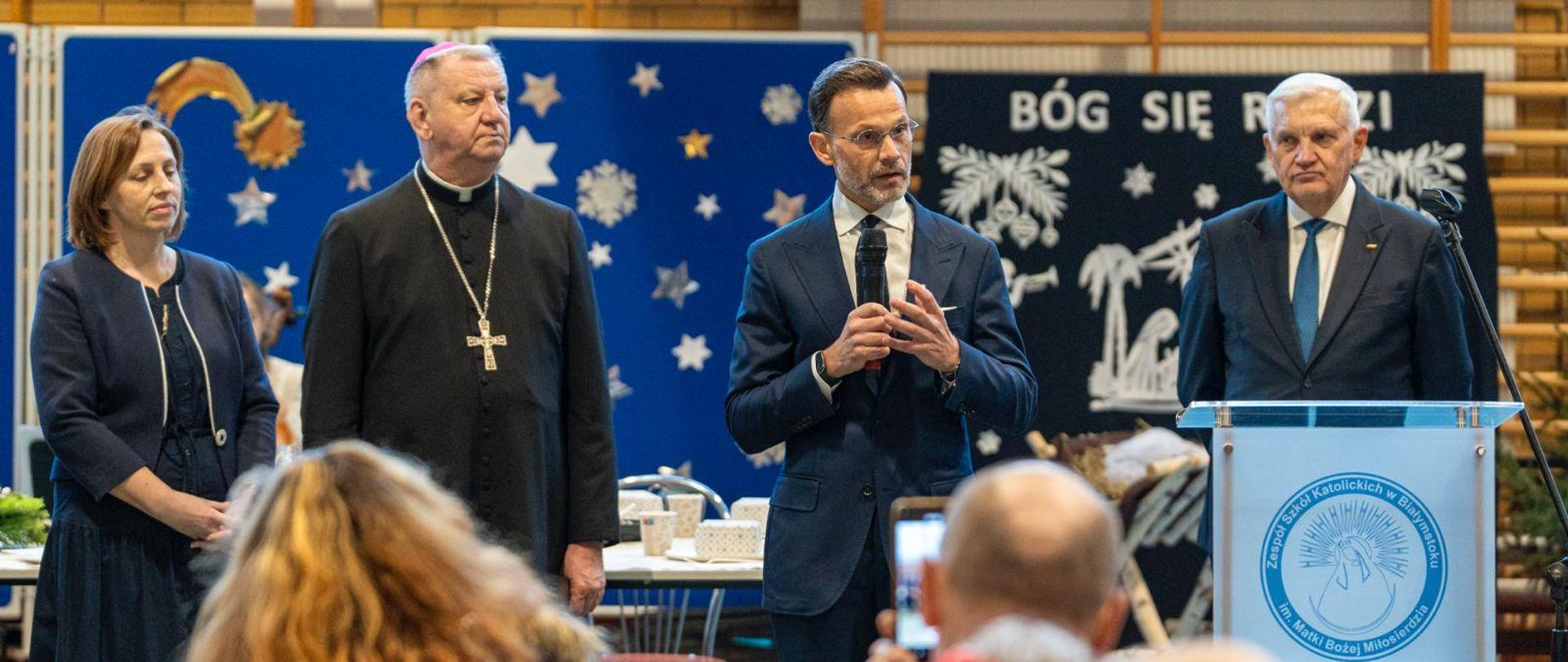 Wigilia dla potrzebujących zorganizowana przez Fundację Rodziny Czarneckich, Caritas oraz Zespół Szkół Katolickich przy wsparciu władz Miasta Białystok oraz województwa podlaskiego