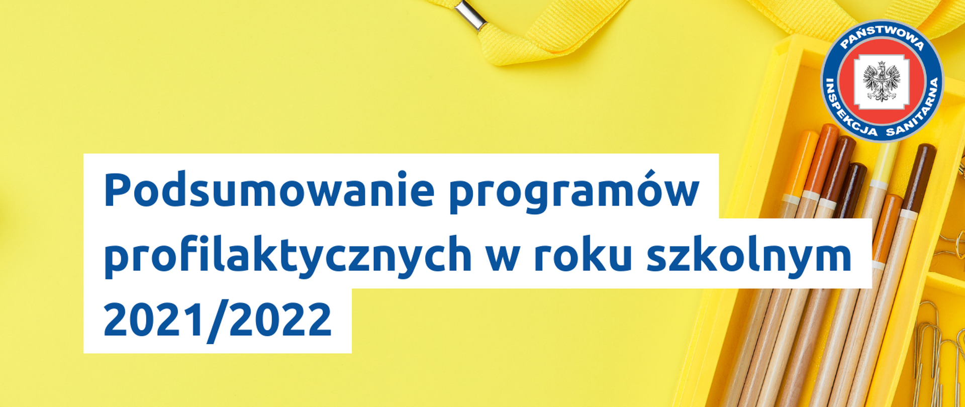 Grafika z tekstem: Podsumowanie programów profilaktycznych w roku szkolnym 2021/2022. W tle zdjęcie przyborów szkolnych. W prawym górnym rogu logo Państwowej Inspekcji Sanitarnej.