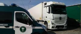 Od lewej: oznakowany radiowóz lubelskiej ITD typu furgon i zatrzymany do kontroli drogowej zestaw ciężarowy mołdawskiego przewoźnika z naczepą typu chłodnia.