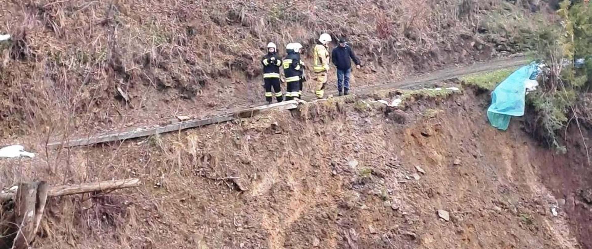 Strażacy stoją na osuwisku