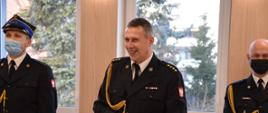 Andrzej Gadomski w mundurze galowym na okolicznościowym apelu